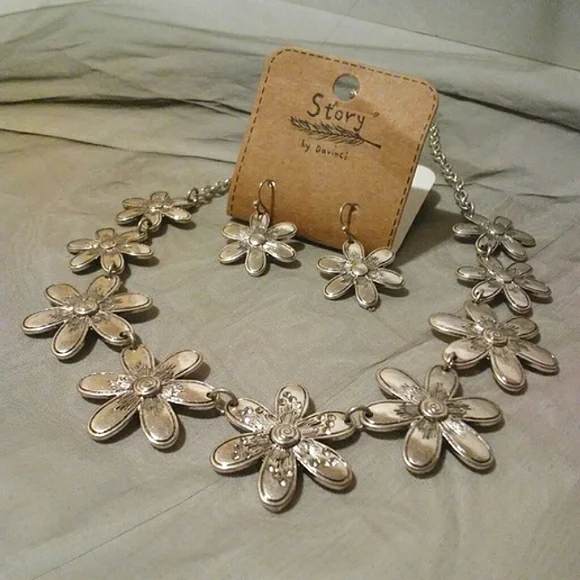 Flower Necklace Set - Picture 2 of 2